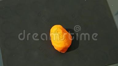 从一小块橘红色的杏仁糖上可以看到手套形状的球